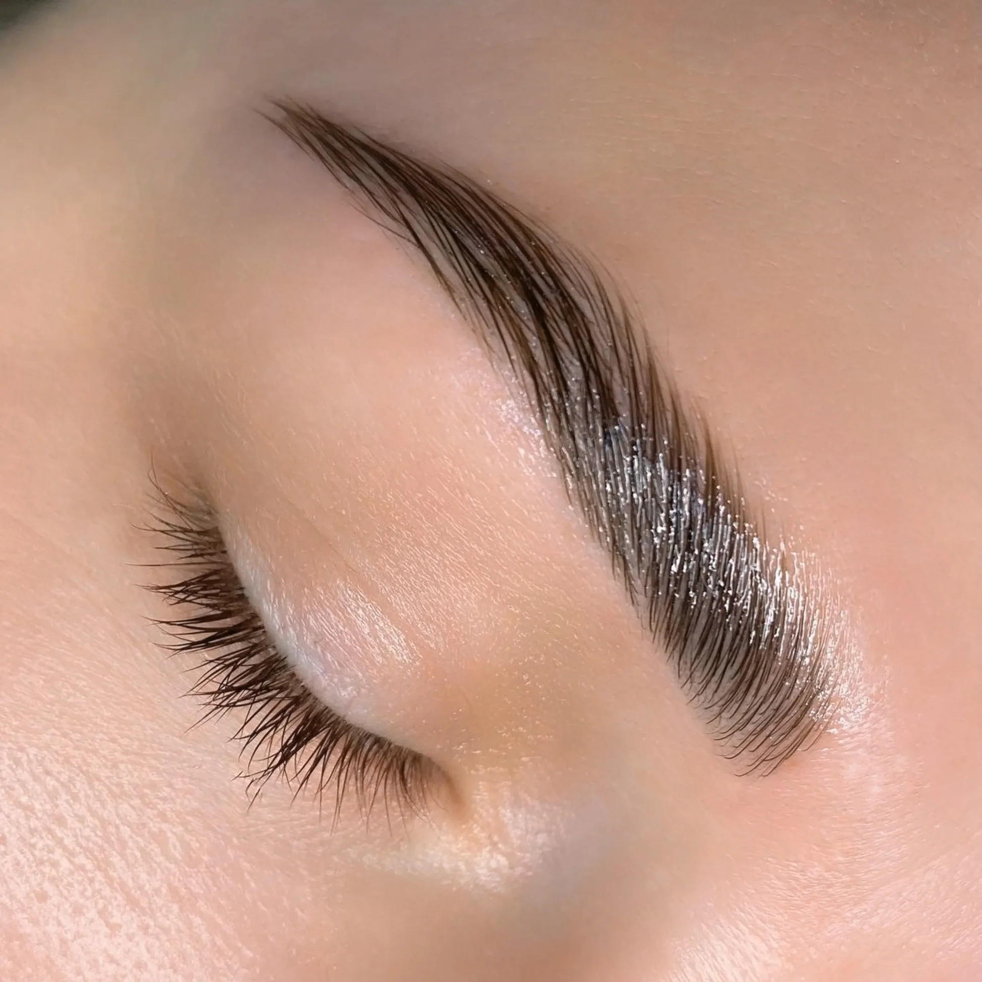 Laminado de cejas — antes y después